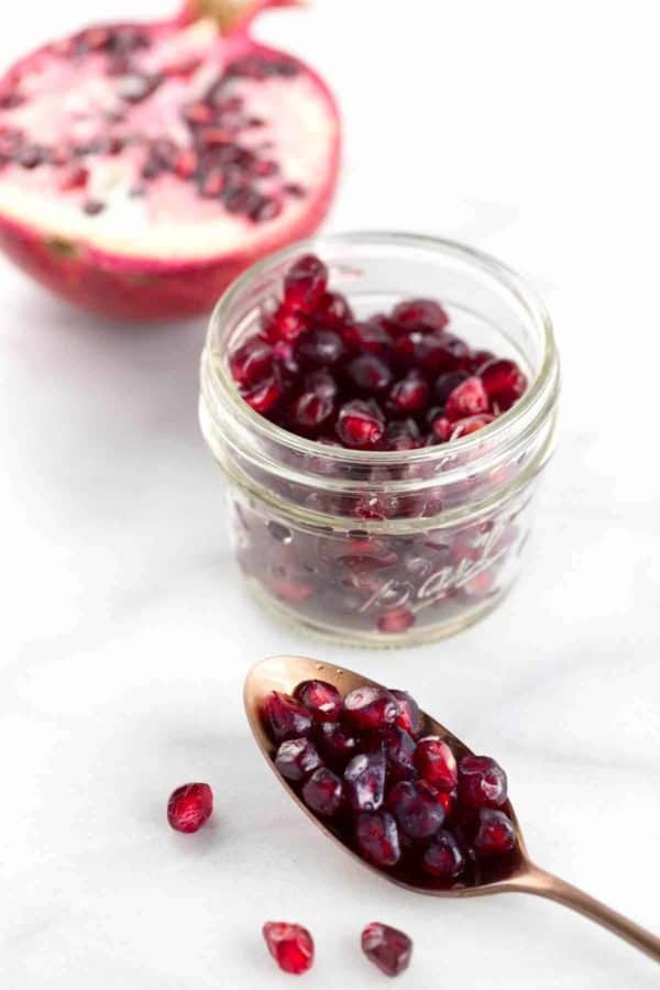 在玻璃瓶子的石榴种子