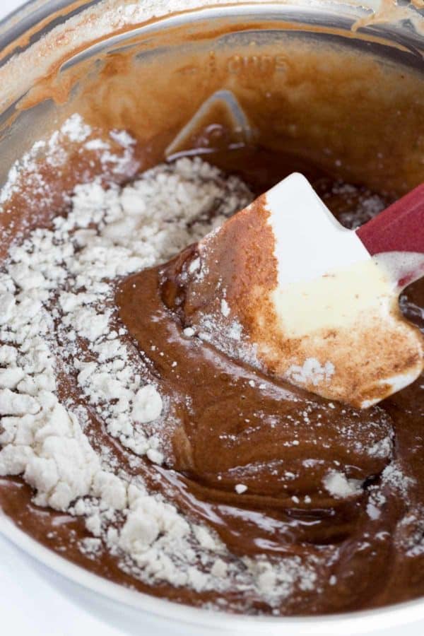 用刮刀在碗里搅拌巧克力