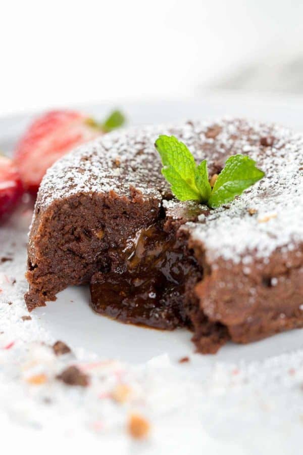 从熔岩蛋糕上咬下一口巧克力酱流到了盘子上