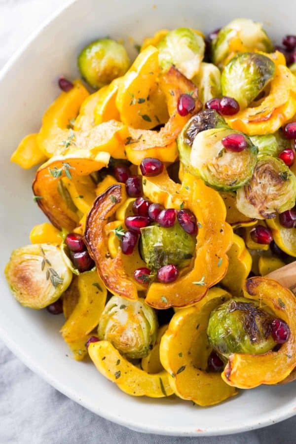 一碗烤熟食南瓜和球芽甘蓝