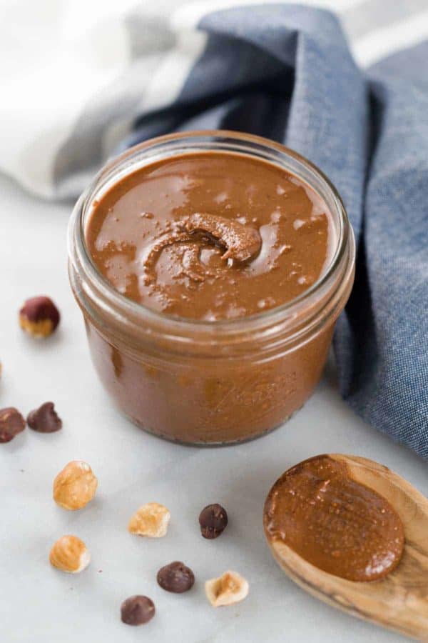 巧克力菜豆酱在一个清澈的罐子里面蔓延