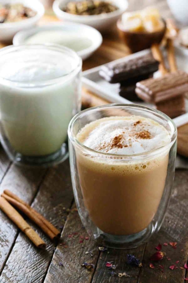 两杯茶在玻璃杯子