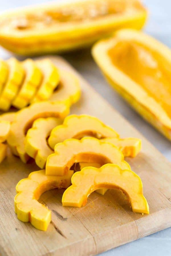 熟食南瓜切成砧板上的碎片