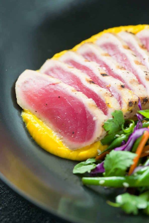 近距离显示明亮的粉红色中部烤金枪鱼