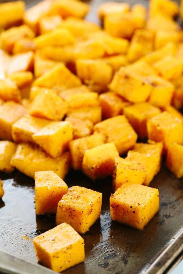 烤胡桃南瓜在纸板锅上