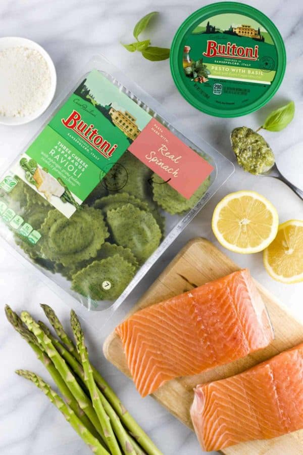 芦笋馄饨的原料在桌子上