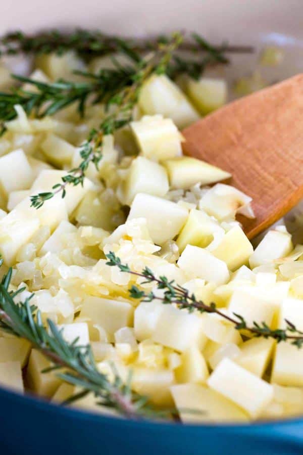 用大锅煮土豆块