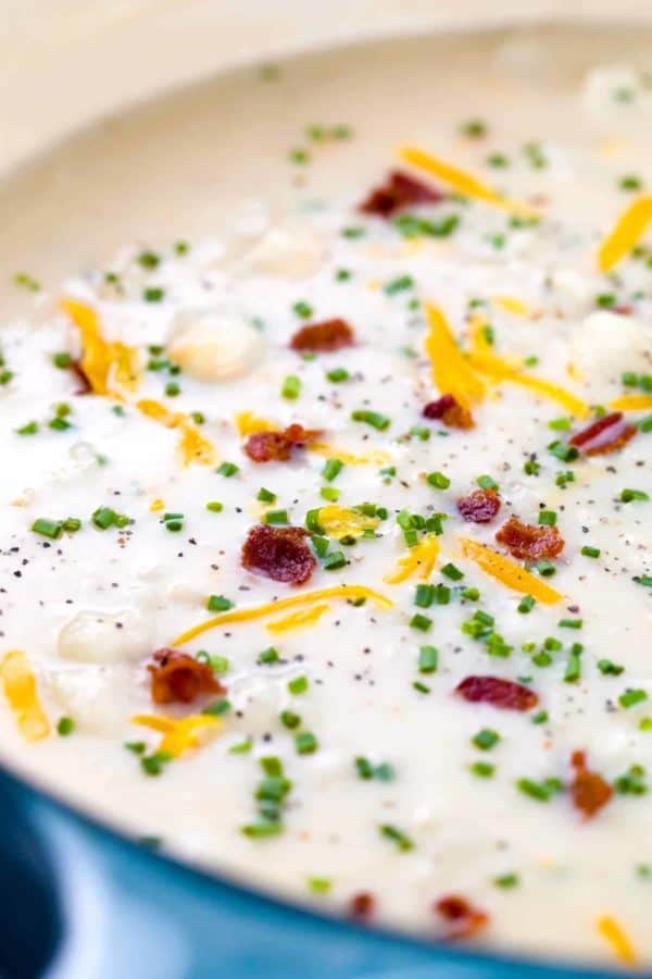 近距离展示了土豆汤表面的培根和奶酪