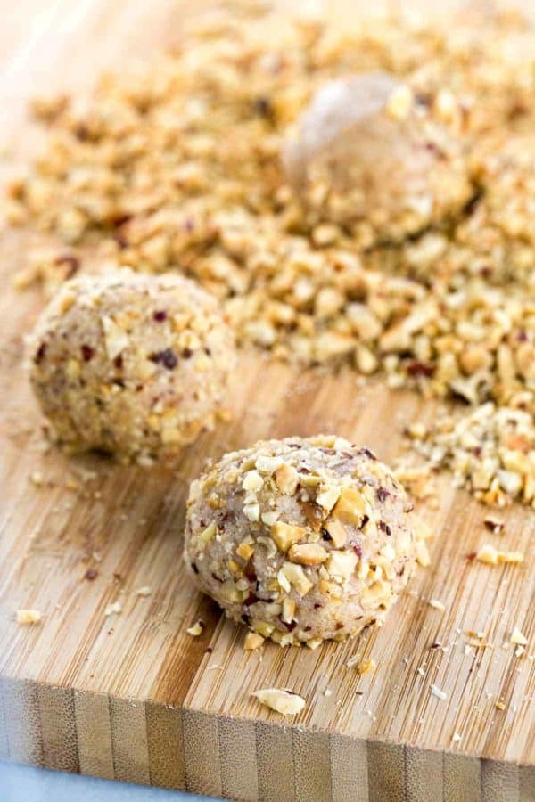 曲奇饼面团球在切碎的榛子片断卷