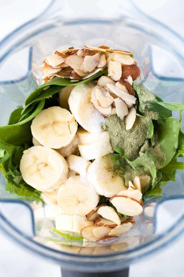 维他命盒的香蕉和菠菜为绿色的思慕雪