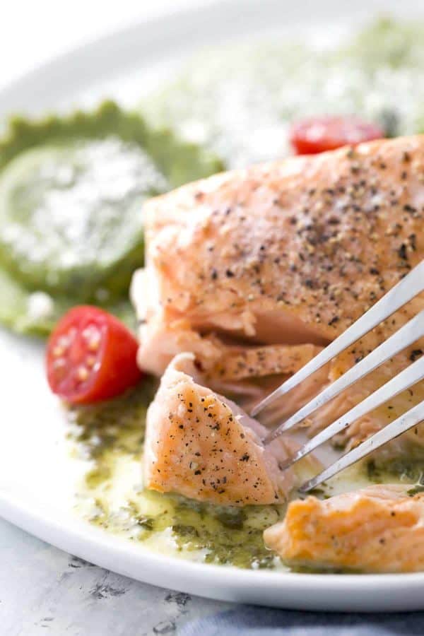 烤三文鱼配芦笋馄饨-只用30分钟就做成的美味意大利面晚餐食谱!搭配新鲜芦笋,芝士意面及柠檬香蒜沙司。| jessicagavin.com