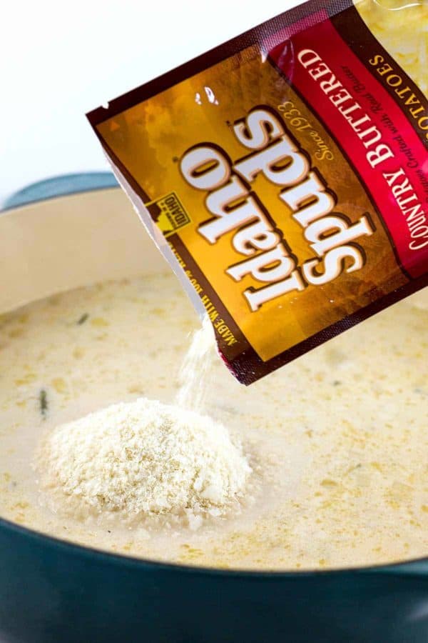 将一包土豆粉倒入一锅汤中