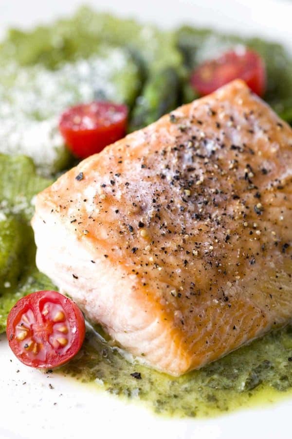 烤三文鱼配芦笋馄饨-只用30分钟就做成的美味意大利面晚餐食谱!搭配新鲜芦笋,芝士意面及柠檬香蒜沙司。| jessicagavin.com