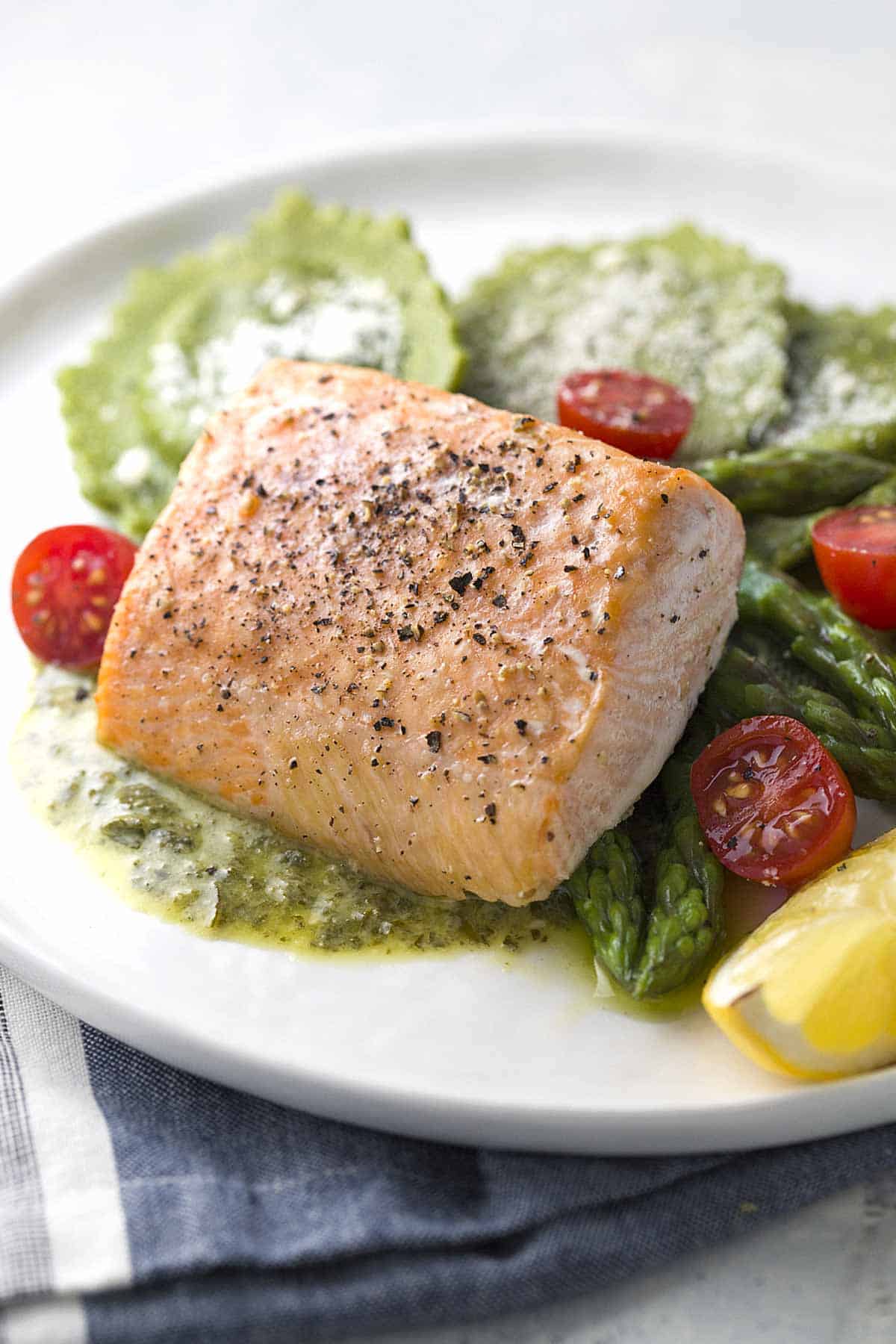 烤三文鱼配芦笋馄饨