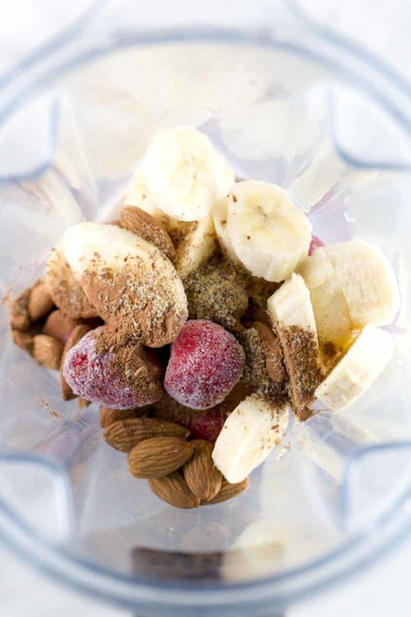 香蕉,草莓和坚果在搅拌机杯里面