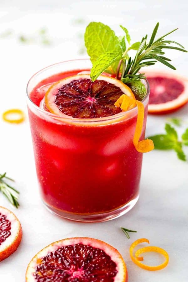 非酒精血液橙色饮料与装饰