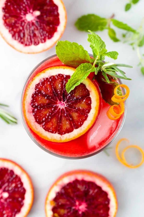 深红色肉和一个鲜红色腮红的外皮