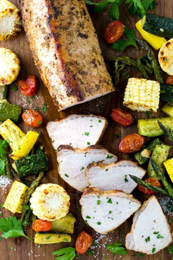 烤香草猪腰肉与大蒜浸泡,并与各种健康蔬菜一起食用,这是一盘简单的晚餐。