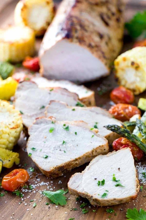 切成薄片的猪肉狮子在砧板上