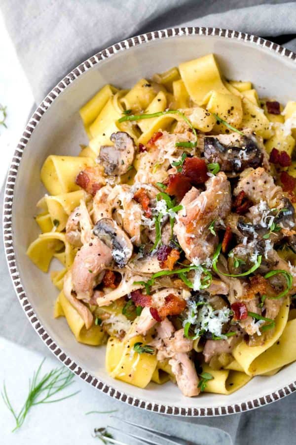 鸡腊肠调味汁的晚餐板在Pappardelle面团面条顶部