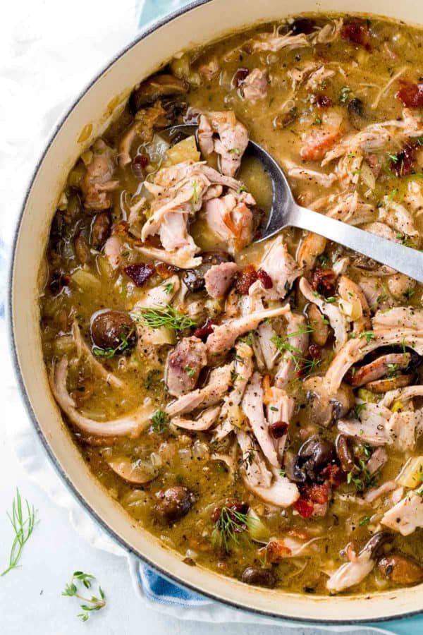 大锅酱汁用焖鸡和勺子搅拌