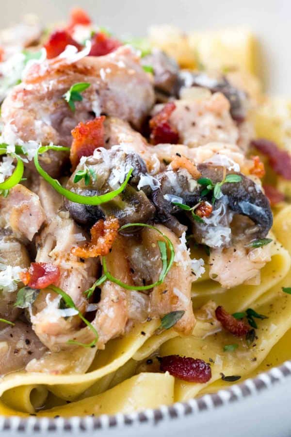 关闭鸡ragu的图片用蘑菇和烟肉片在Pappardelle面团面条