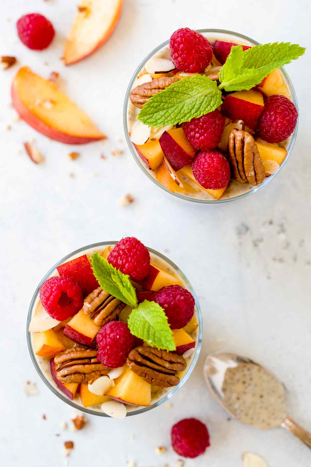 两种Chia种子布丁果子杯子顶视图在一张白色桌上