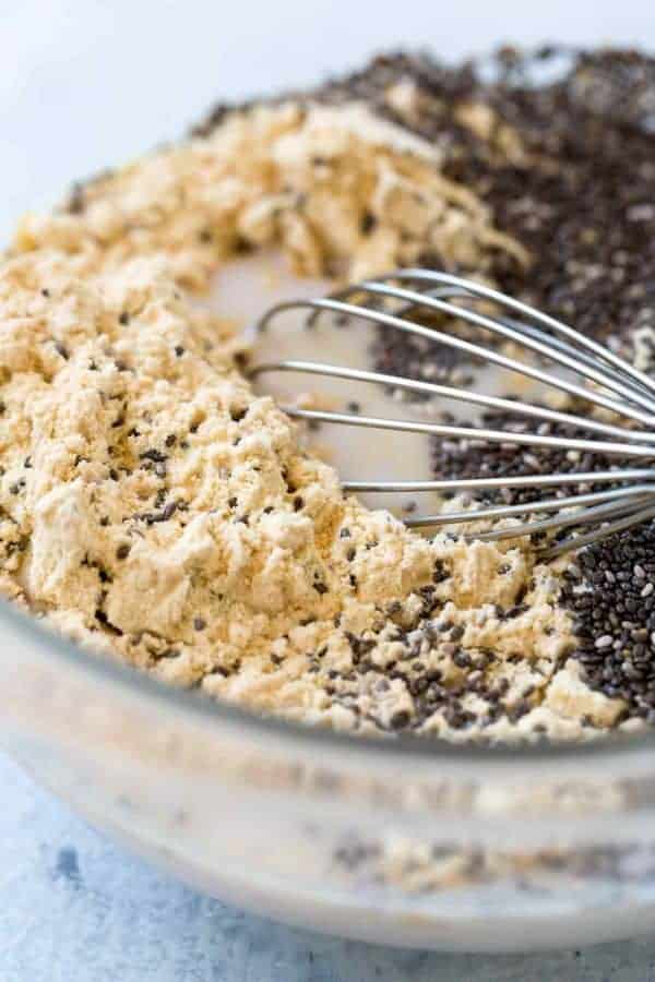 香草蛋白粉末缠绕在鸡肉种子的碗里