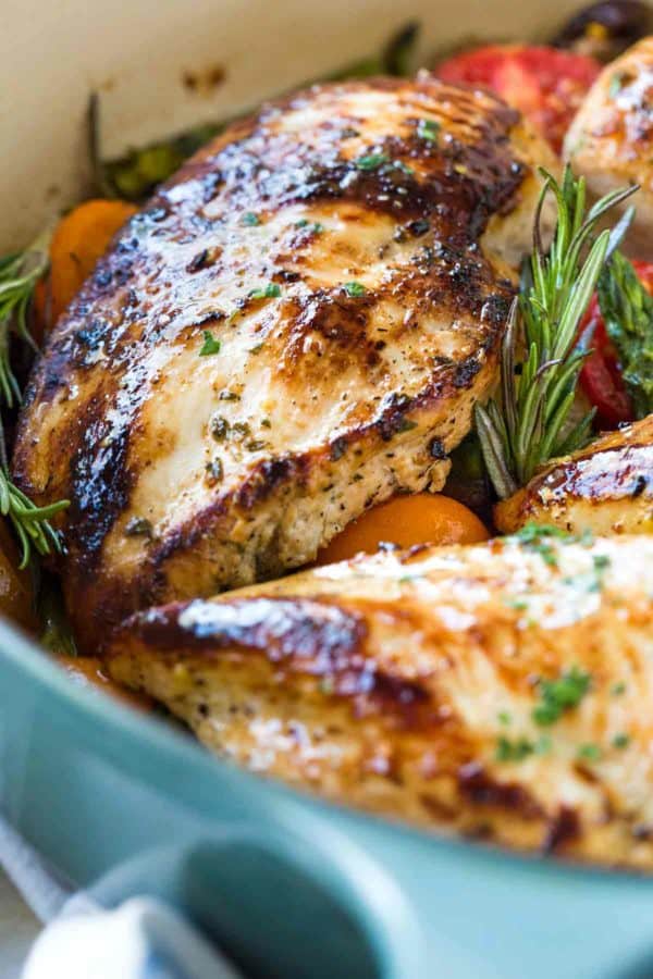 平底锅烤的鸡胸肉放在蓝色的锅里