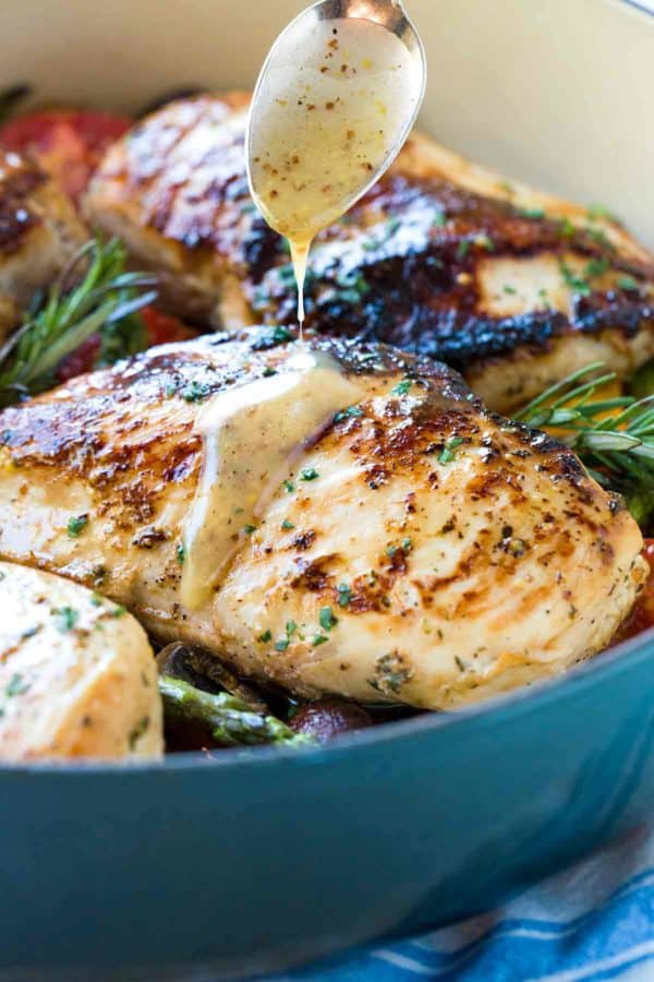 一把勺子倒入蜂蜜第戎芥末般的鸡胸肉