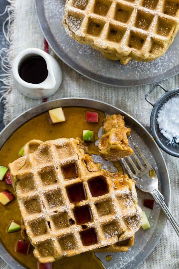 无麸华夫饼加苹果和肉桂,是一种简单的早餐解决方案!此外,它们还可以冷冻和烘烤,成为一顿简单的提前准备的晚餐。