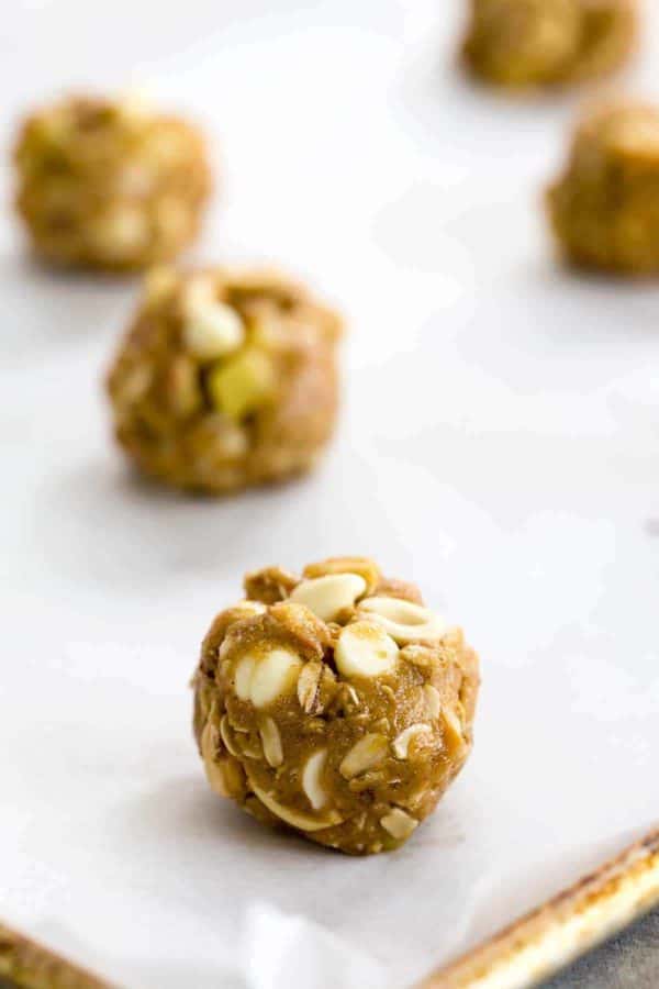 放在羊皮纸上的小面团团