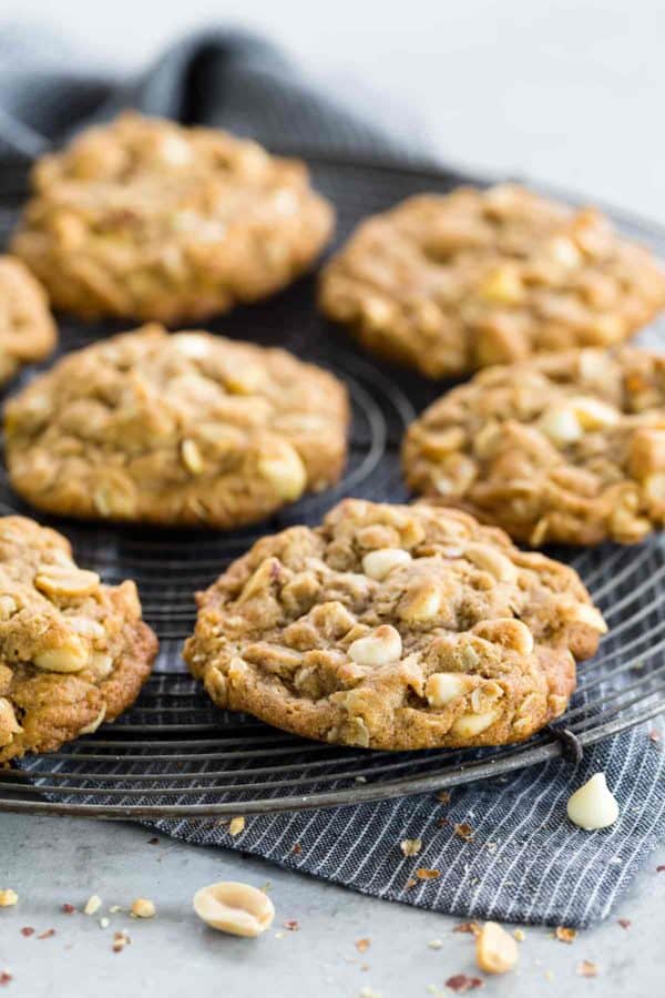 几块放在架子上冷却的燕麦饼干