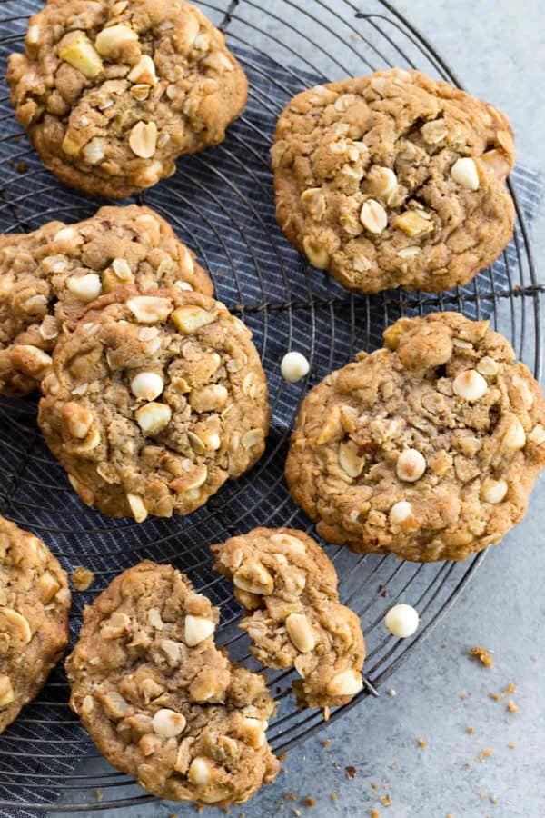顶部视图新鲜一批苹果燕麦饼干在冷却架