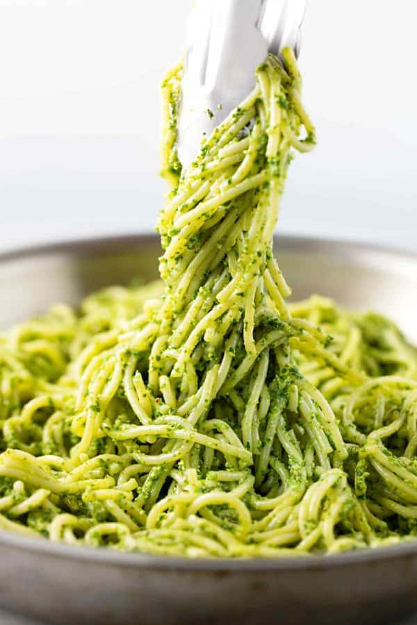 金属钳从平底锅中取出意大利面条