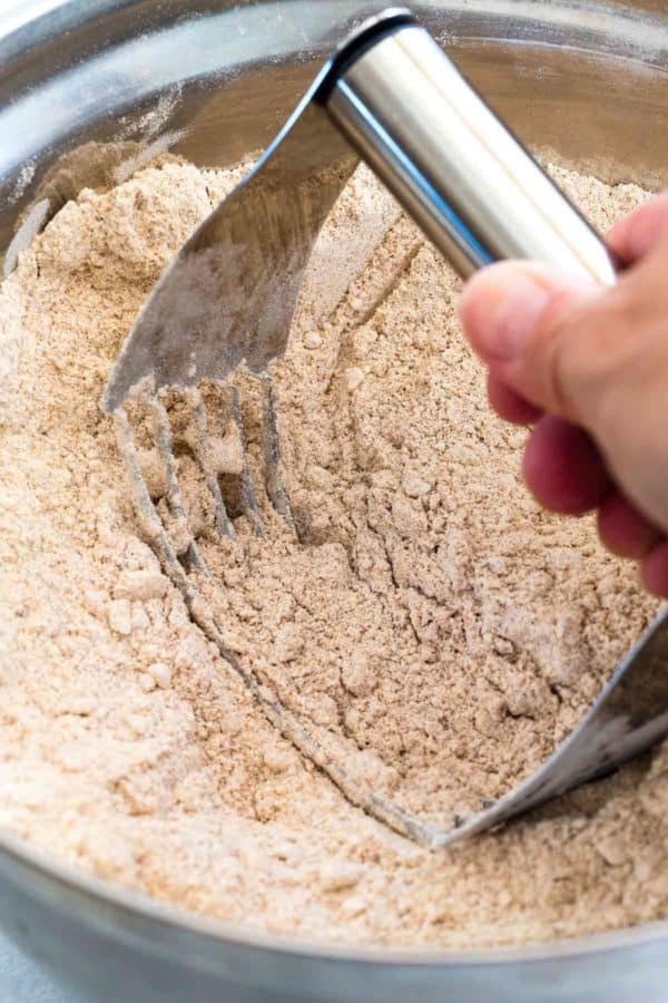 在碗里混合全麦面粉和南瓜香料