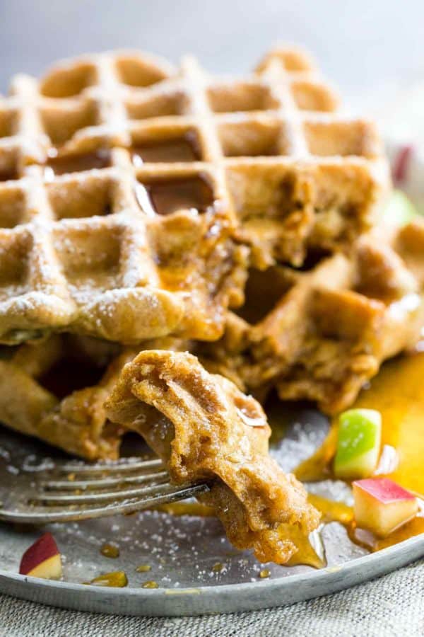 用叉子夹着一块华夫饼的银盘子