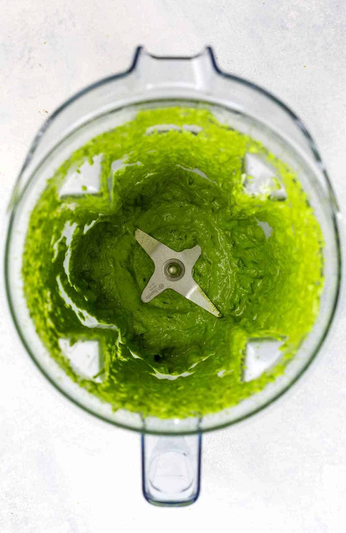 维生素搅拌器用绿色的pesto调味汁