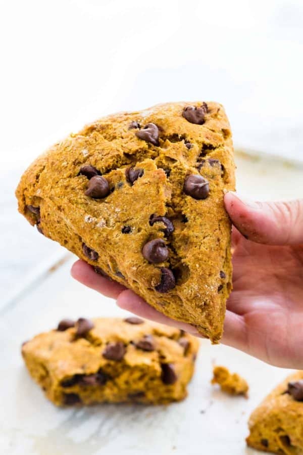 一只手举着一块南瓜烤饼在空中