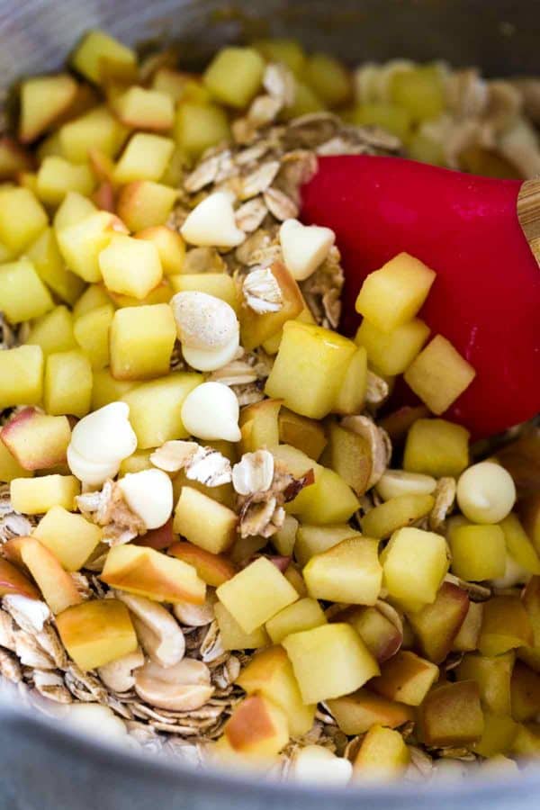 一碗燕麦片、白巧克力片和苹果丁