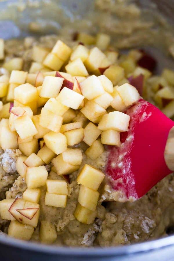一碗切碎的富士苹果和华夫饼面糊混合
