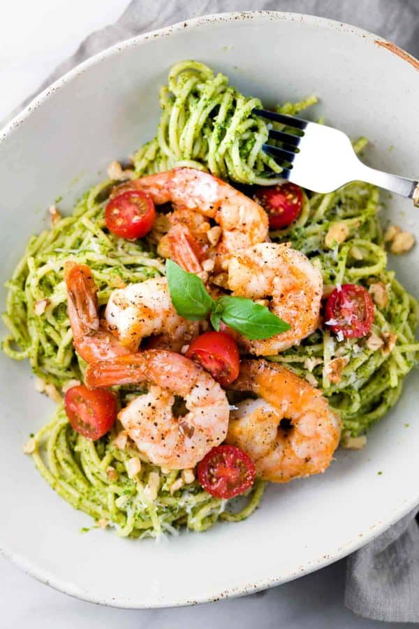 碗里有虾和香蒜沙司意大利面