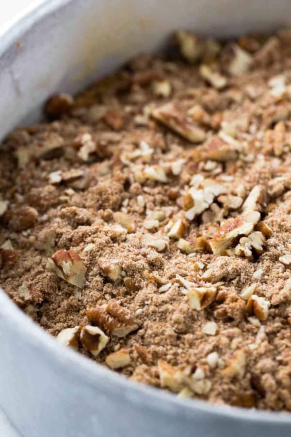 南瓜咖啡蛋糕,在圆形烤盘上浇上酥皮。