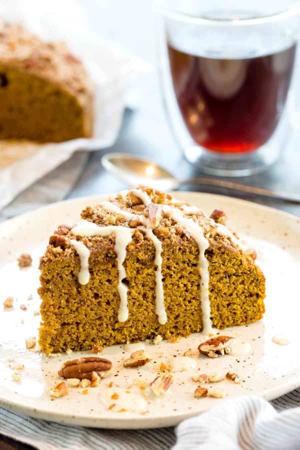 切片南瓜咖啡蛋糕用香草酸奶滴下在上面