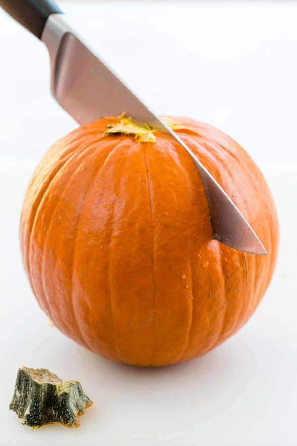 橙子南瓜用刀切了一半