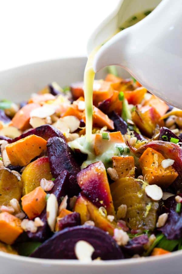 在法罗沙拉和根菜上浇上柠檬大蒜酱