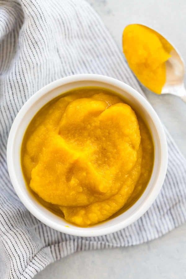 自制南瓜泥放在白碗里