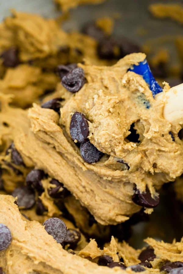 用抹刀在碗里搅拌巧克力饼干面团