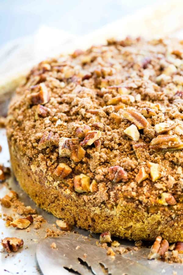 南瓜咖啡蛋糕用streusel顶部和碎核桃