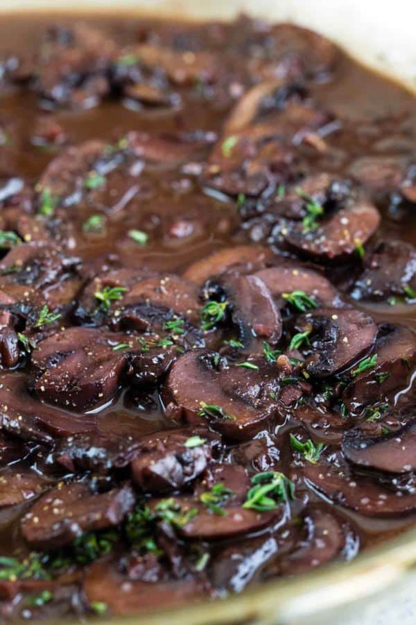 香粉黛蘑菇酱在平底锅里